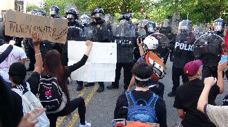 全美各地示威暴力頻傳　5警遭槍擊