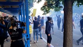 不爽被報導「躲地下堡壘」　川普走出白宮證明男子漢形象（圖／翻攝自推特）