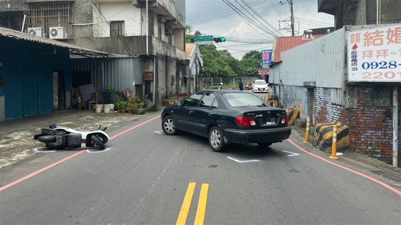 警值勤被左轉車擊落！肋骨疑骨折