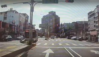 女騎士停紅燈　遭公車撞飛骨折險遭輾