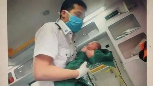 他前天忘關車窗　驚見女娃赤裸躺後座
