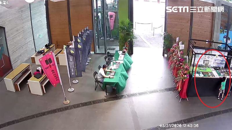 建築展模型遭幼童摧毀　家長默默閃人