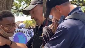 黑人少年痛哭！白人警擁抱「我們之間沒有仇恨」　單膝下跪和平對話(圖/翻攝自推特)