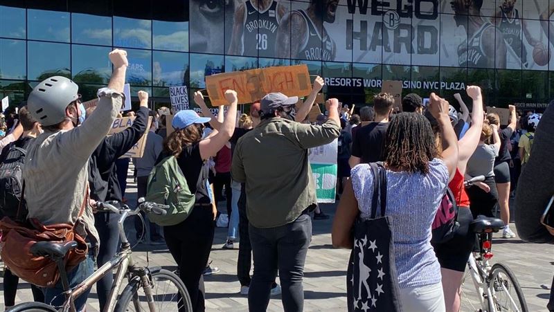 為何爬雕像抗議？網揭比利時殘酷歷史