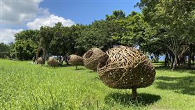 縱谷大地藝術季開展（2）行政院農業委員會水土保持局台東分局108年推動「萬物糧倉大地慶典」系列活動，在池上鄉197縣道沿線設置12件大型戶外裝置藝術作品，取名「漂鳥197－縱谷大地藝術季」，109年再加入10件作品，風格更多元。圖為原民藝術家陳正瑞的竹編作品。中央社記者李先鳳攝　109年6月2日