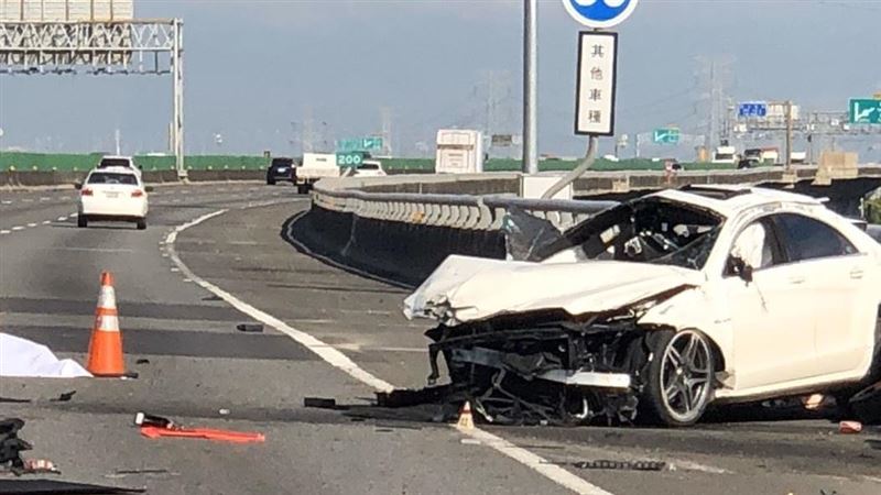 賓士獵跑自撞　駕駛向友借車聚餐