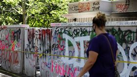 非裔男子之死示威  延燒美國首都華府美國首都華府連續3晚歷經美警暴力示威抗議，白宮外建築物牆上佈滿仇警標語塗鴉，部分地方還有火焚燒過痕跡。中央社記者徐薇婷華盛頓攝  109年6月2日