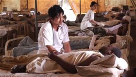新北府中15影展　選映醫界故事新北市「府中15」6月主題影展「醫療最前線」，除選映台灣紀錄片，還播出改編自日本真實故事的「仁醫，迎風而立」（圖），描繪前往非洲肯亞行醫的日本醫生，拯救少年游擊隊員的故事。（文化局提供）中央社記者黃旭昇新北傳真　109年6月2日