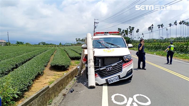 伸手拿無線電⋯救護車自撞電線桿