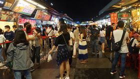 五一連假首日　東大門夜市晚間現人潮五一連假首日，花蓮東大門夜市1日晚間部分熱門店家出現排隊人潮，現場逛街民眾不少，花蓮縣政府也啟動出入人流管制。中央社記者張祈花蓮攝　109年5月1日