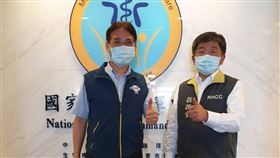 ▲體育署長高俊雄與指揮中心陳時中。（圖／體育署提供）