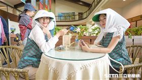 ▲來挑戰一日桿弟的李懿與黃上晏。（圖／懿想天開 提供）
▲學習整復球場的上晏。（圖／懿想天開 提供）
▲整理球場的李懿與黃上晏。（圖／懿想天開 提供）