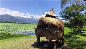 釣魚阿公靜坐大坡池畔（1）　台東縣池上鄉大坡池東邊入口處，最近新添一件漂流木裝置藝術作品「釣魚阿公」，創作者范志明表示，「釣魚阿公」代表著過去和現在所有的池上人，反映出大坡池走過風光到洗淨鉛華的一頁滄桑史。中央社記者盧太城台東攝　109年6月2日