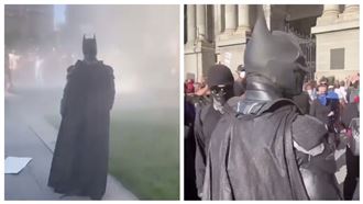 「蝙蝠俠」來了　美示威群眾嗨翻