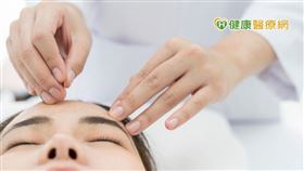 王心眉中醫師表示，美顏針並沒有注入特殊藥劑讓皮膚變美，而是透過細如髮絲的針，刺激臉部肌肉、韌帶、筋膜、穴位，疏通氣血循環、促進新陳代謝，達到幫助延緩老化的美顏效果。