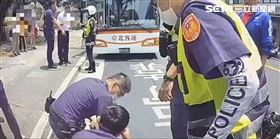 萬華男子派出所前揮舞球棒，警員衝出來壓制　翻攝畫面