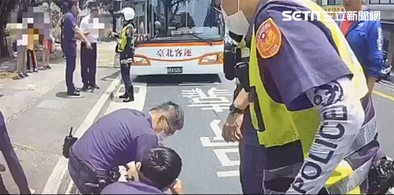 男警局前球棒打公車司機　秒被壓在地