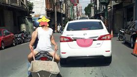 老漢,拉車,檢舉.雙載,推車(翻攝自 爆廢公社)