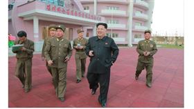 ▲朝鮮北韓領導人金正恩連到幼稚園視察都抽菸。（圖／截自勞動新聞）
