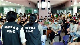 仁寶電腦勞資協商獲共識　移工罷工和平落幕桃園市勞動局2日表示，經仁寶電腦勞資雙方誠信協商後，雙方在下午4時許，就按月扣稅、宿舍環境改善等內容達成共識，並在勞動局見證下簽署協議，而罷工的外籍移工也回到工作崗位。（桃園市勞動局提供）中央社記者吳睿騏桃園傳真　109年6月2日