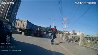 救護車困車陣　超暖騎士吹哨指引讓道