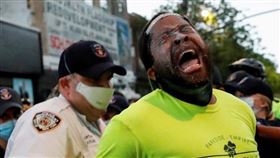 胡椒劑,上銬,示威,議員,黑人(翻攝自 臉書)