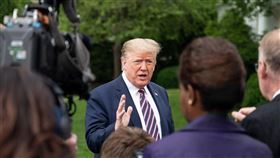 非裔男子佛洛伊德之死，掀起全美示威潮，美國總統川普（後）1日揚言他可能會出動軍隊平息「動亂」。（圖取自facebook.com/WhiteHouse）