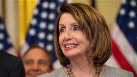 美國聯邦眾議院議長裴洛西（前）2日將維吾爾人權法案正式送出國會，遞交總統川普簽署。（圖取自facebook.com/NancyPelosi）