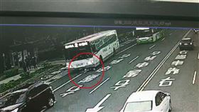 台南,車禍,公車,視線死角,輾,車底