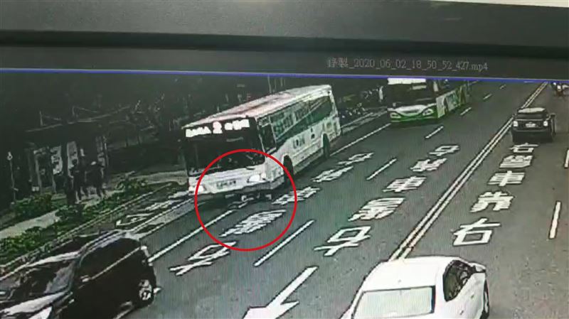畫面曝！單車翁遭公車吞掉⋯消失車底