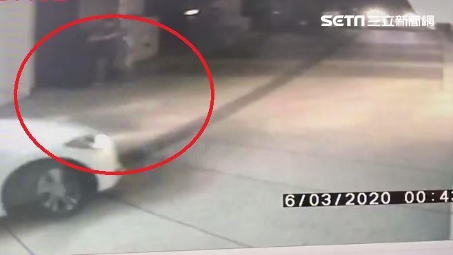 畫面曝…毒蟲拒捕衝撞　警開槍射爆胎