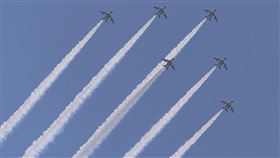 向抗疫醫護致謝 日機可能再實施飛行秀為感謝與武漢肺炎奮戰的醫護人員，日本航空自衛隊的「藍色衝擊波」飛行表演隊，5月29日出動6機編隊在東京都上空表演（圖）。防衛省正考慮也在其他城市進行這類飛行表演。中央社記者楊明珠東京攝 109年6月2日