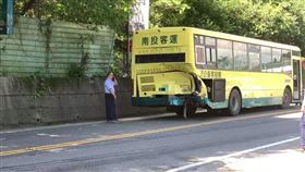 南投客運載客遭砂石車追撞