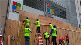 紐約微軟零售店釘上木板  防範暴徒打劫紐約曼哈頓第五大道的微軟零售店遭不肖人士洗劫後，工作人員美東時間2日在店外釘上木板。中央社記者尹俊傑紐約攝  109年6月3日