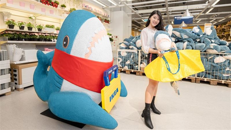 宜家桃園店7月掰掰　打造鯊魚公車站