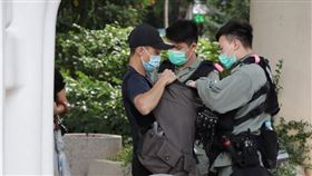 中國強推「港版國安法」引爭議。美國國務院2日更新香港旅遊警示，警告旅居香港國人恐受到進一步監控，或面臨當局任意執法。圖為香港防暴警察在灣仔截查可疑示威者。中央社記者張謙香港攝　109年5月27日