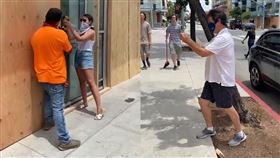 假掰！美街頭「雲志工」惹怒千萬網友 美國,種族歧視,George Floyd,暴動,志工,假掰 翻攝自推特