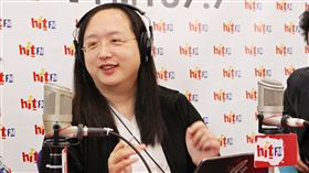 ▲政委唐鳳與政院發言人丁怡銘接受廣播專訪。（圖／Hit Fm《周玉蔻嗆新聞》製作單位提供）