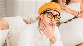 想不到音樂工作室 提供  婁峻碩 寫手遊主題曲兼拍MV大玩角色扮演扮花花公子開趴為7/31演唱會猛烈宣傳！搭振興卷順風車盼粉絲來