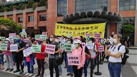 南山人壽與工會爭議未解　股東會爆發肢體衝突南山企業工會3日上午聚集場外抗議南山人壽「新境界系統」問題持續未改善，要求「小尹（尹崇堯）硬起來，終結系統亂象」。（南山工會提供）中央社記者劉姵呈傳真　109年6月3日