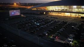 武漢肺炎疫情造成全球娛樂表演活動停擺，烏拉圭將機場航站停車場成功變身汽車電影院。（圖取自twitter.com/AeroLifeUy）