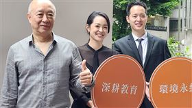 20年歷史橘色餐飲  啟動二代接班成立20年的橘色餐飲集團啟動二代接班，橘色餐飲集團創辦人袁永定（左）表示，近期正式交由擔任執行長的子女袁悅苓（中）與袁保華（右）姐弟分工。中央社記者江明晏攝  109年6月3日