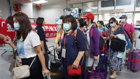 金門新北互惠遊程首發團抵金國內疫情趨緩，金門縣各景點陸續開放，金門縣與新北市合作推出的「金新款待」互惠旅遊首發團3日抵達金門，展開3天2夜行程，縣府團隊在機場迎接。中央社記者黃慧敏攝  109年6月3日