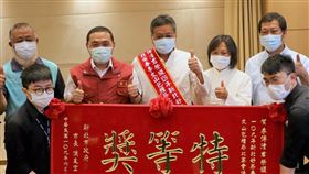 侯友宜頒發春季包種茶評鑑特等獎新北市長侯友宜（前左2）3日頒發109年新北好茶春季包種茶評鑑特等獎匾額給擁有50年製茶經歷的茶農李傳清（中）。（農業局提供）中央社記者黃旭昇新北傳真　109年6月3日