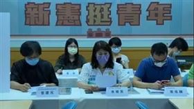 綠黨、台灣青年民主協會等團體3日共同召開「青年創新憲，新憲挺青年」。