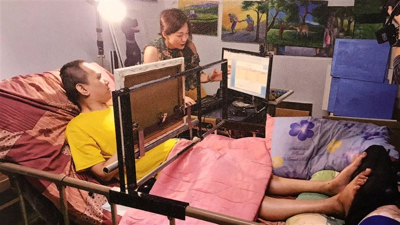 45度角畫家　用嘴啣筆畫家鄉大海