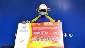 ▲陳姓彩迷全副武裝領頭獎。（圖／翻攝自微博）