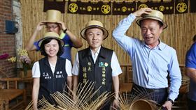 翁章梁訂製手編竹帽　將贈陳時中衛福部長陳時中5日將到訪嘉義，縣長翁章梁（右）特別向溪口鄉天赦竹編發展協會訂製一款手編竹帽，命名為「時中帽」，希望能帶給陳時中好運。翁章梁3日前往溪口了解帽子的製作進度。中央社記者蔡智明攝　109年6月3日