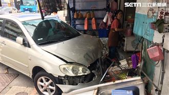 轎車被撞進西瓜攤　老闆娘無奈站旁邊