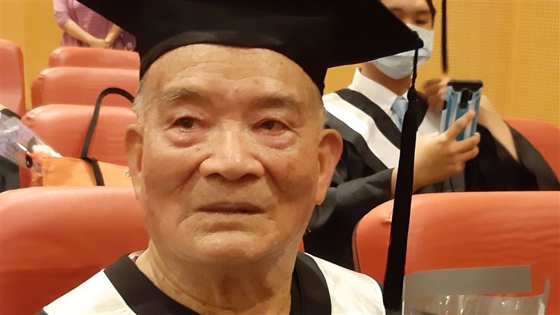 阿公完成求學夢　宜大最年長畢業生